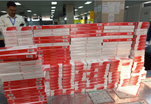 বিমানবন্দরে যাত্রীর কাছ থেকে ১৯ লাখ টাকার সিগারেট-স্মার্টফোন জব্দ