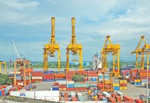 ২০ বছরের পুরনো চারটি গ্যান্ট্রি ক্রেন নিয়ে হিমশিম