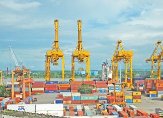 ২০ বছরের পুরনো চারটি গ্যান্ট্রি ক্রেন নিয়ে হিমশিম