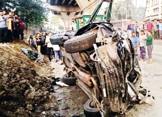 এক্সপ্রেসওয়ে থেকে ছিটকে পড়ল বেপরোয়া গতির টয়োটা হ্যারিয়ার, পথচারীর মৃত্যু