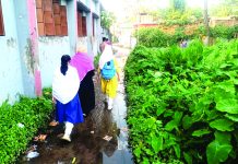 শুষ্ক মৌসুমেও ময়লা পানি মাড়িয়ে যেতে হয় স্কুলে