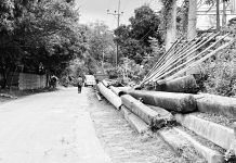 ফুটপাত না থাকায় পৌরবাসীর দুর্ভোগ