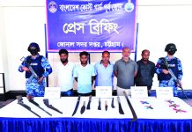 বাঁশখালীতে অস্ত্রসহ ৫ সন্ত্রাসী আটক