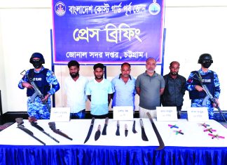 বাঁশখালীতে অস্ত্রসহ ৫ সন্ত্রাসী আটক