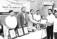 টাইফয়েড টিকাদান ক্যাম্পেইনের জন্য কর্মকর্তা-কর্মচারীরা পুরস্কৃত