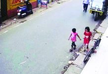 খেলছিল শিশুটি, ওয়ার্কশপের গ্রিল পড়ে মৃত্যু