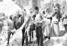 সিআরবিতে শহীদের কবর পরিষ্কার ও বৃক্ষরোপণ করল ক্লিন বাংলাদেশ