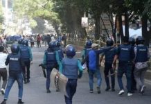 ধানমন্ডি ৩২ নম্বরে ফের বুলডোজার, পুলিশের লাঠিচার্জ ও সাউন্ড গ্রেনেড নিক্ষেপে ছত্রভঙ্গ