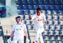 শেষ বিকেলে স্পিনারদের দাপট, বাংলাদেশের স্বস্তি