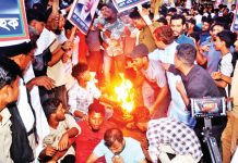 হাটহাজারীতে সড়ক অবরোধ করে বিক্ষোভ বিএনপির একাংশের নেতাকর্মীদের