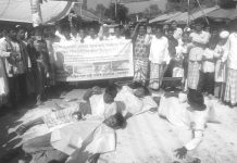 কুতুবদিয়ায় কাফনের কাপড় পরে,সড়কে লবণ ছিটিয়ে প্রতিবাদ