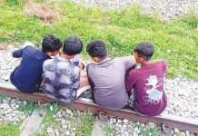 ৩৩ কিলোমিটারের রেলপথটি যেন মৃত্যুফাঁদ