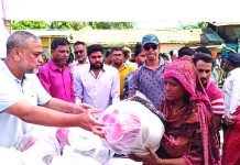 পতেঙ্গায় অগ্নিদুর্গতদের মাঝে যুবদলের ত্রাণসামগ্রী বিতরণ