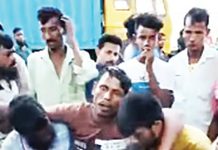 বন্দরের বিভিন্ন গেটে বহিরাগতদের চাঁদাবাজি ও মারধরের প্রতিবাদ