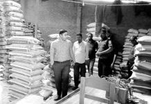 রাঙ্গুনিয়ায় পাটের মোড়ক ব্যবহার না করায় ৫ আড়ত ও রাইস মিলকে জরিমানা