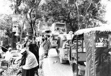 সড়কঘেঁষা বাজারে ক্রেতাদের ভিড়, যানজটে ভোগান্তি