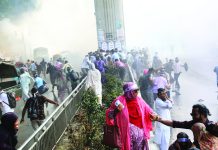 সরকারি প্রাথমিক শিক্ষকদের মিছিলে পুলিশের সাউন্ড গ্রেনেড, জলকামান