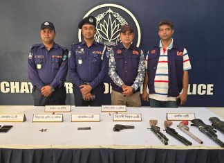 অস্ত্র-গুলিসহ দুই ডাকাত ও হাটহাজারীতে ১৬ মামলার আসামি আটক