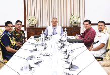 প্রধান উপদেষ্টার সঙ্গে তিন বাহিনী প্রধানের সাক্ষাৎ