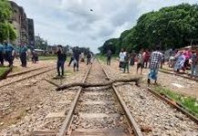 পাহাড়তলীতে রেললাইন দুই ঘণ্টা অবরোধ