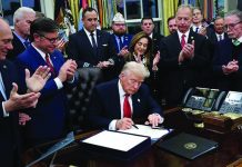 মার্কিন যুক্তরাষ্ট্রের ইতিহাসে দীর্ঘতম অচলাবস্থা নিরসনে বিলে ট্রাম্পের স্বাক্ষর