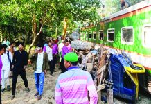 মীরসরাইয়ে ট্রেনের ধাক্কা, দুমড়ে মুচড়ে গেল পিকআপ