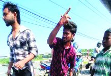 কালুরঘাট সেতুতে চলন্ত ট্রেন থেকে পড়ে রেল কর্মকর্তা আহত