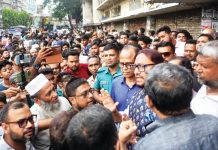 নিউ মার্কেট মোড়ে বিকাল ৪টার আগে হকার নয়