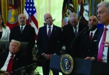 ওভাল অফিসের অনুষ্ঠানে ট্রাম্পের চোখ বুজে থাকার ছবি ভাইরাল