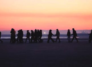 যুক্তরাজ্যে স্থায়ী হতে আবেদনে লাগবে ২০ বছর