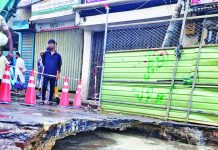 সড়কের একাংশ ডুবল, ধসে গেল কিছু অংশ