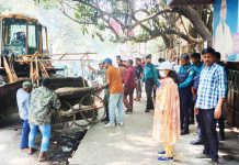 সড়ক ও ফুটপাত থেকে ৬০টি অস্থায়ী দোকান উচ্ছেদ