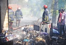 চকবাজার তেলিপট্টিতে পুড়ল গুদাম ও ভাঙারির দোকান