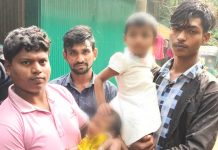 দুই শিশুকে সড়কের পাশে বসিয়ে রেখে চলে গেল মা, আর ফেরেনি