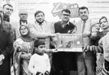 অসচ্ছল নারীকে সেলাই মেশিন প্রদান