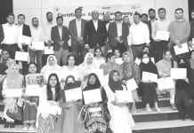 কারখানার কর্মকর্তাদের দক্ষতা উন্নয়নে প্রশিক্ষণ কর্মশালার সনদ বিতরণ