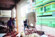 গুঁড়িয়ে দেয়া হলো ৪টি ভবনের নকশা বহির্ভূত অংশ
