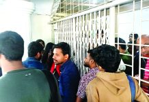 ৮ ঘণ্টা তালাবদ্ধ ছিল চবির প্রশাসনিক ভবন