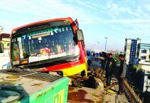 শিক্ষার্থীবাহী বাসের চাকা খুলে ওয়াসিম এলিভেটেড এক্সপ্রেসওয়ের ব্যারিয়ারে ধাক্কা