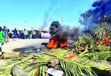 কক্সবাজারে নদী বন্দরের সীমানা নির্ধারণে বাধা, সড়ক অবরোধ