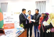 আনোয়ারায় সড়কের পাশ থেকে উদ্ধার দুই শিশুর দায়িত্ব নিলেন জেলা প্রশাসক