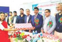 আজিম-হাকিম স্কুলে স্বপ্ন বোনা শিক্ষার্থীদের পুরস্কৃতকরণ