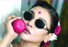 আপেল হাতে রহস্যময় ক্যাপশনে হাজির জয়া