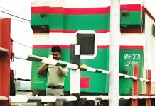 কালুরঘাট সেতুর ওপর দাঁড়িয়ে গেল কক্সবাজারগামী ট্রেন