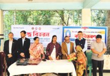 দুস্থদের মাঝে কাঞ্চনমালা ফাউন্ডেশনের বস্ত্র বিতরণ