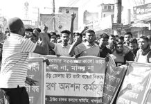 খাগড়াছড়িতে ইট ভাটা চালুর দাবিতে সড়ক অবরোধ করে বিক্ষোভ