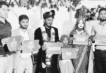 পটিয়ায় বিয়ের অনুষ্ঠানে বর-কনের হাতে ‘জাস্টিস ফর হাদি’ লেখা প্লে-কার্ড