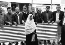 রাউজান ক্লাব যাকাত তহবিলের পক্ষ থেকে দুস্থদের মাঝে ঢেউটিন বিতরণ