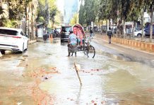 ফেটে গেল ওয়াসার পাইপ, পানিতে সয়লাব সড়ক