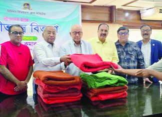 চিটাগাং সিনিয়রস ক্লাবের স্টাফদের মাঝে শীতবস্ত্র বিতরণ